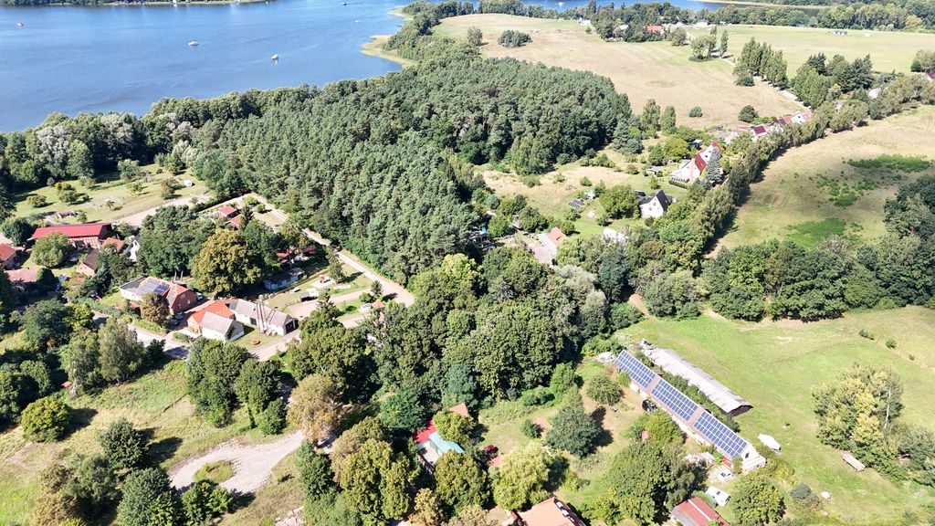 Piazzola "Stonehenge" sul lago vicino a Rheinsberg
