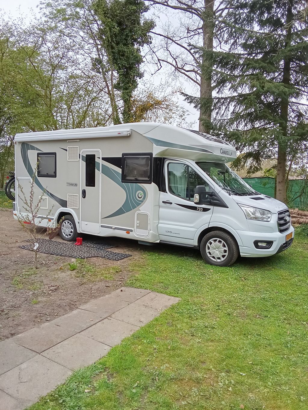 Jardín paradisíaco rodeado de campos y prados