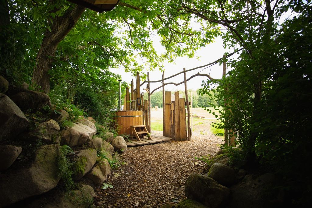Caverne de hobbit dans la nature avec sauna et baignoire