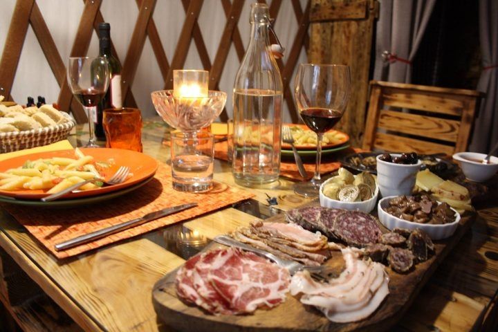 Romantische mongolische Jurte in der Natur der Maremma