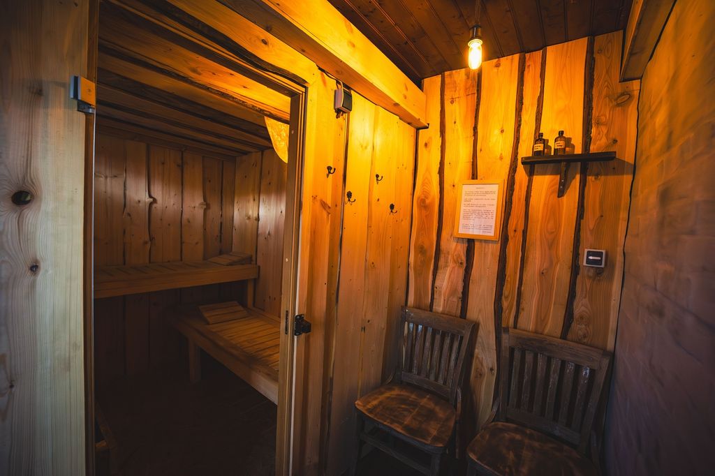Hobby cave in the countryside with sauna and hot tub