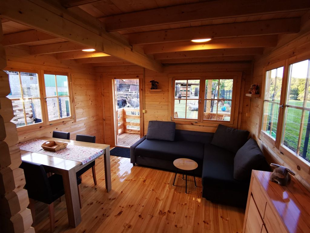 Pernottamento nella capanna di legno presso il recinto degli asini