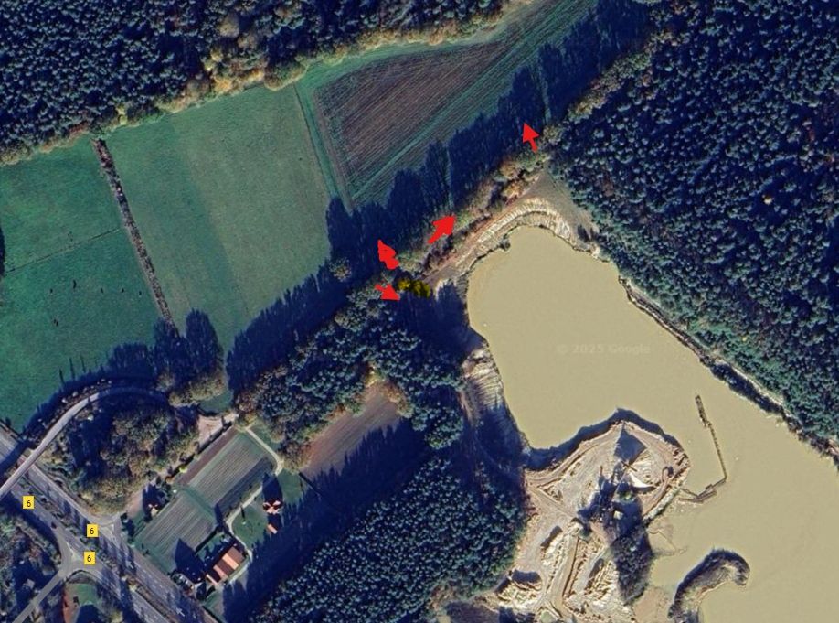 Camping au bord d'un plan d'eau vert