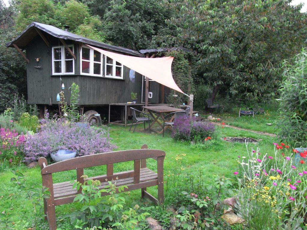 Casa minuscola nel giardino naturale