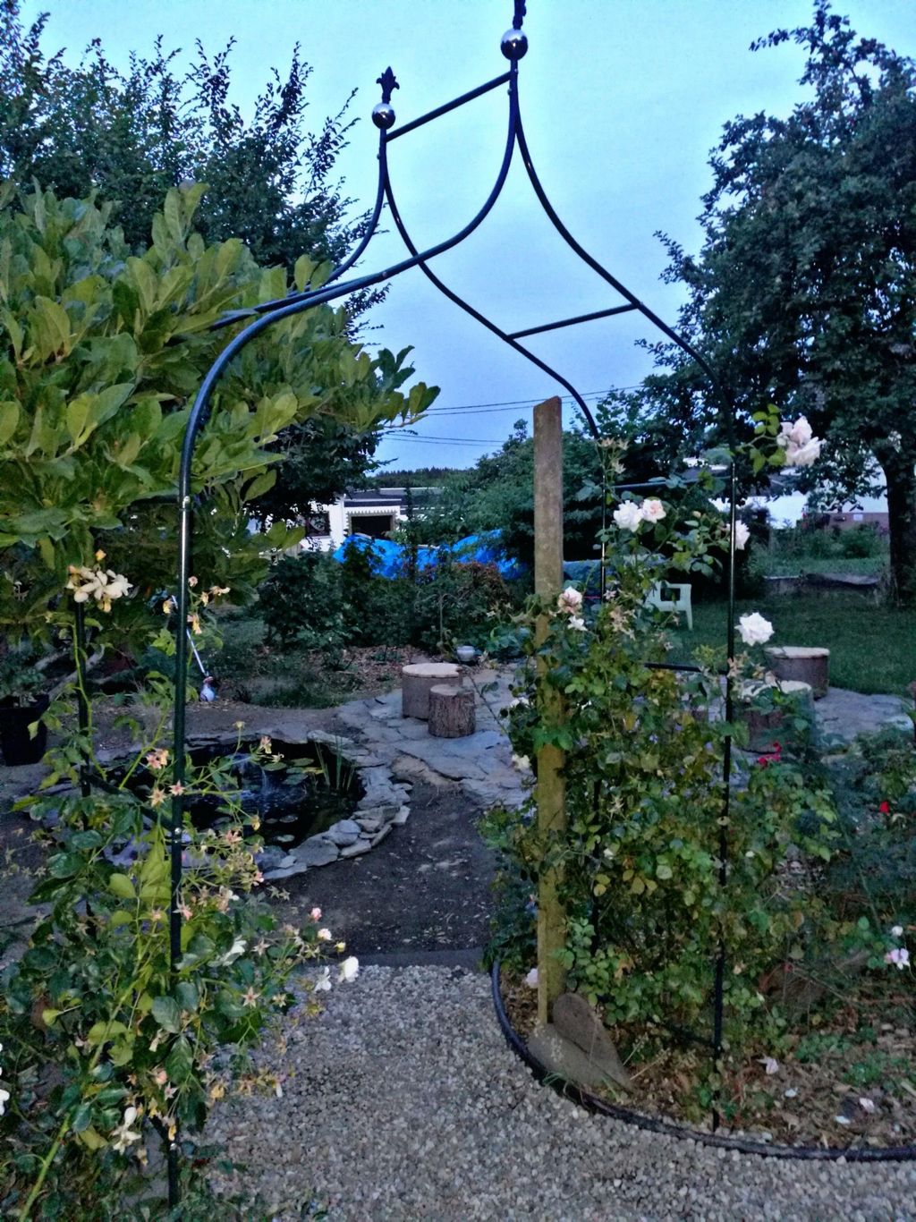 Idilliaco prato con frutteto e giardino romantico