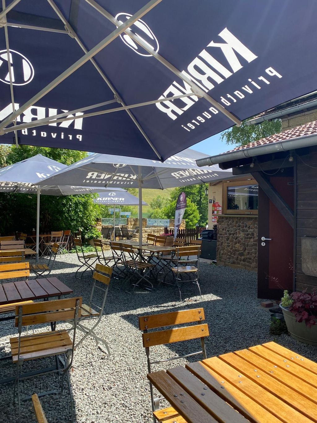 Camping natural junto a la antigua caseta del guardagujas y la ruta ciclista