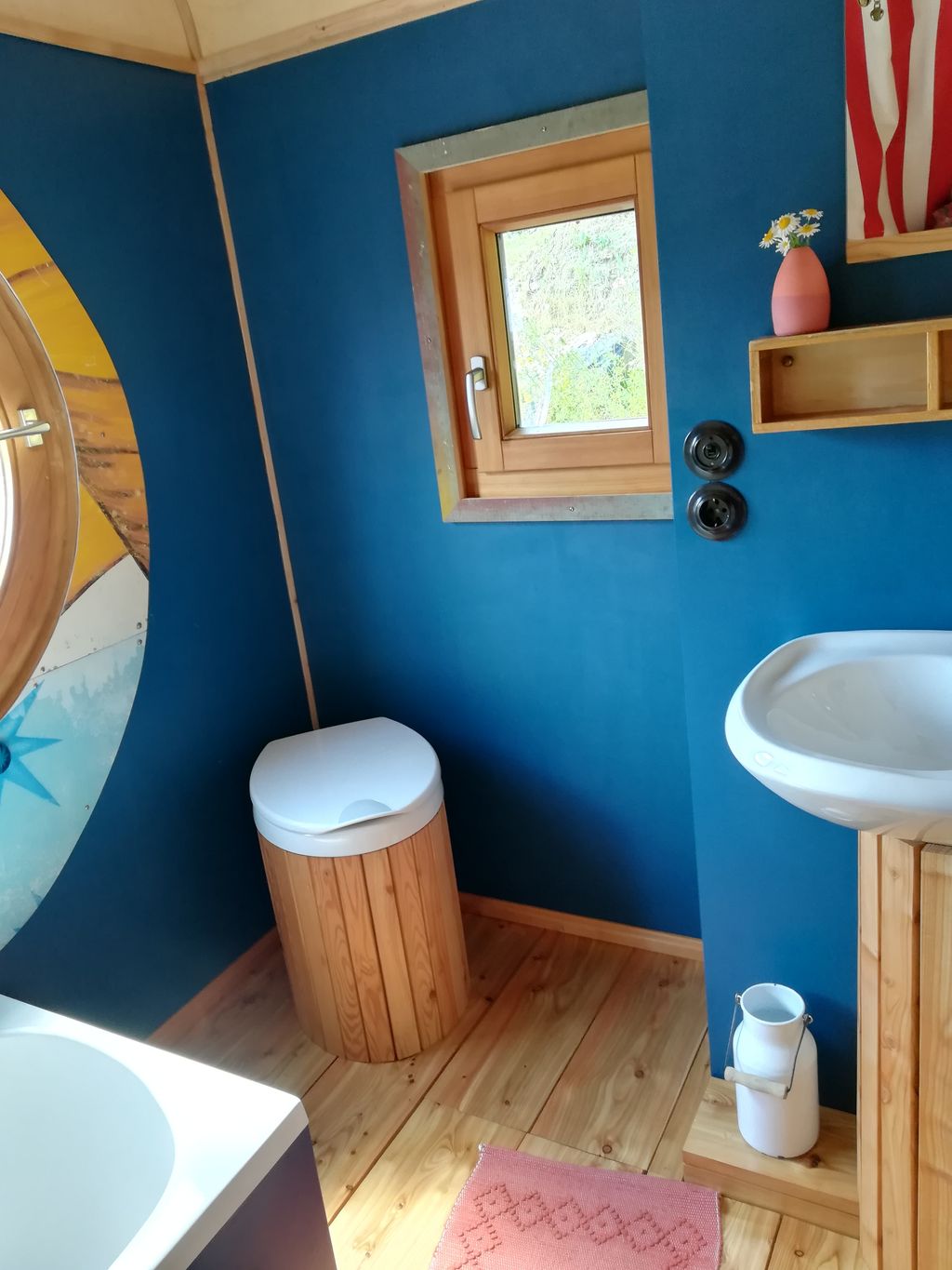 Casa minuscola nella Foresta della Franconia, proprio ai margini del bosco