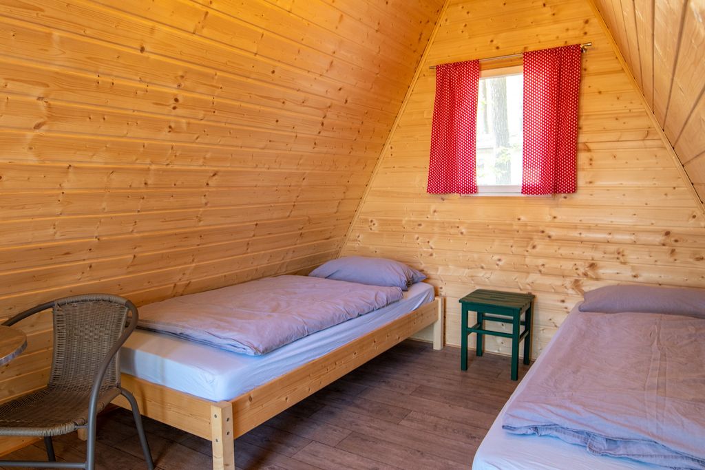 Semplice cabina ad alette in un campeggio naturale