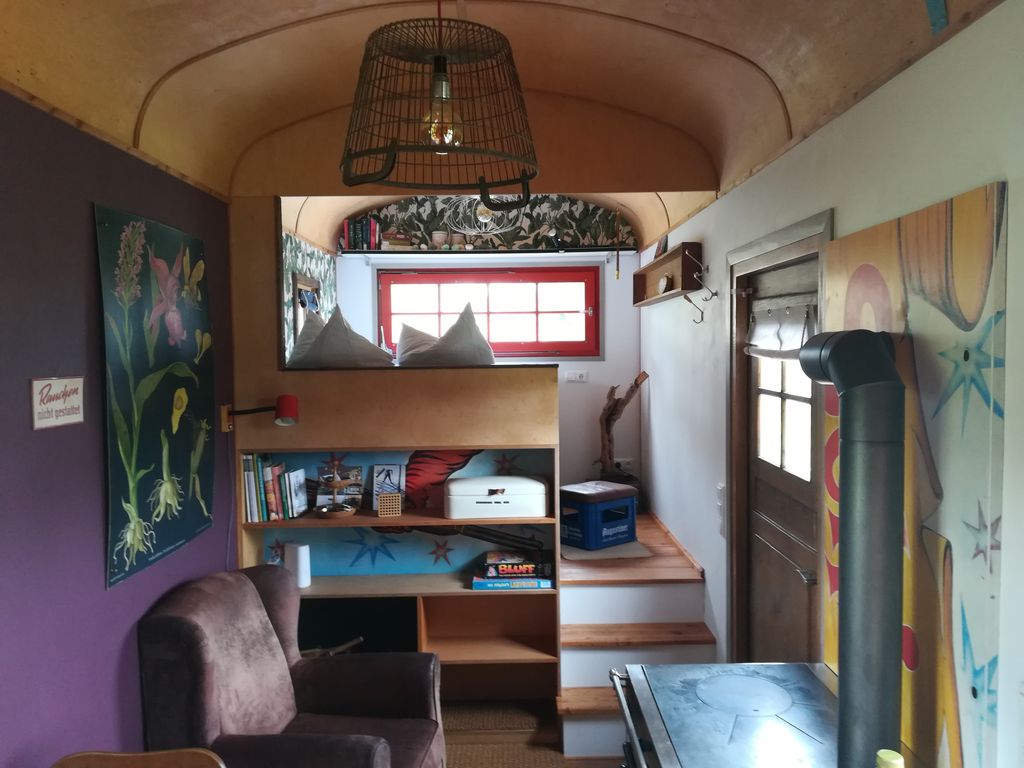 Casa minuscola nella Foresta della Franconia, proprio ai margini del bosco