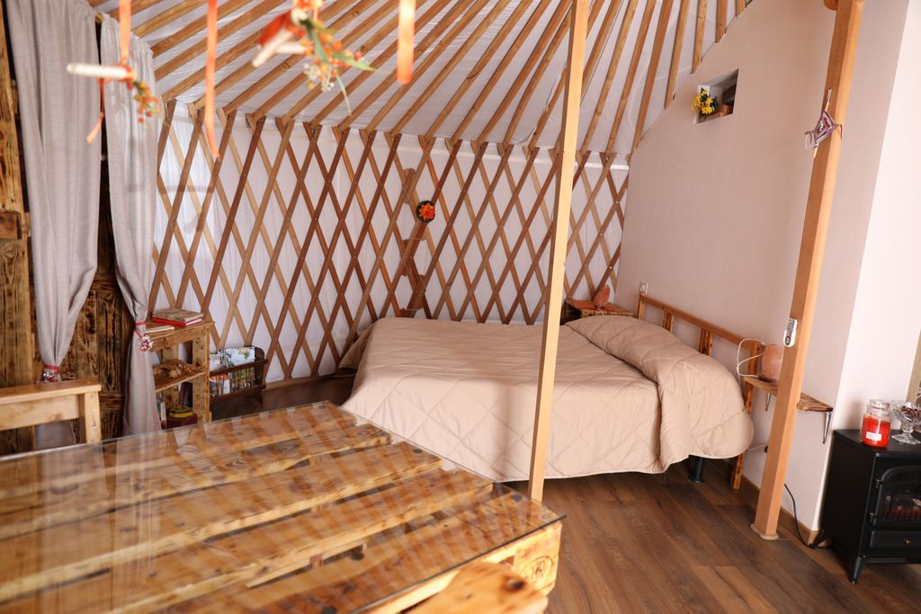 Romantische mongolische Jurte in der Natur der Maremma