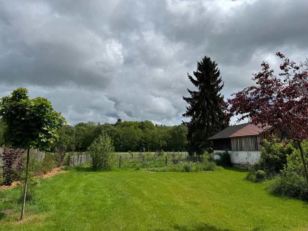 Mini campamento en una antigua granja con instalaciones sanitarias y electricidad
