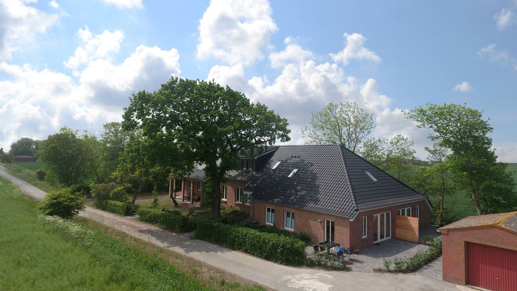 Une place entre digue et marais avec vue sur l'horizon