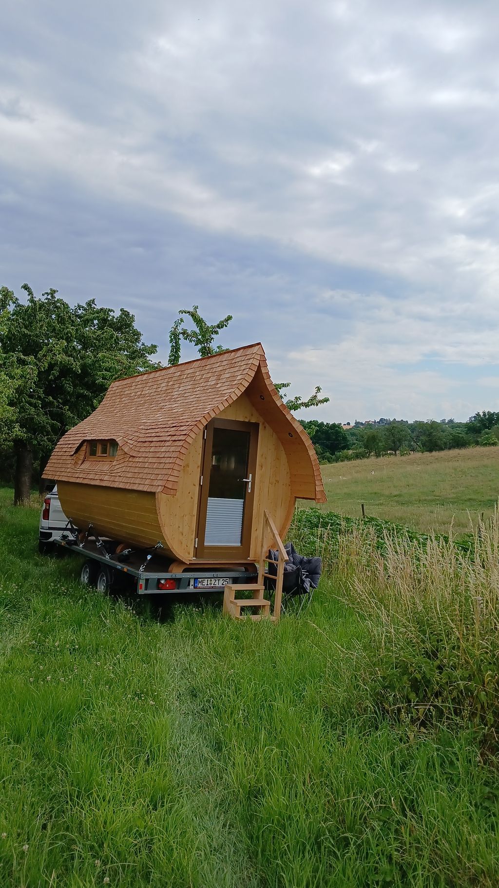 Un microhotel exclusivo en un huerto de árboles frutales dispersos 