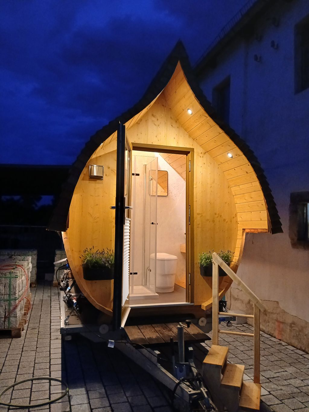 Self-sufficient micro-vacation home