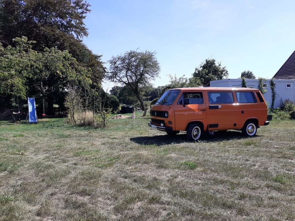 Idillio del villaggio con caffè e antiquariato