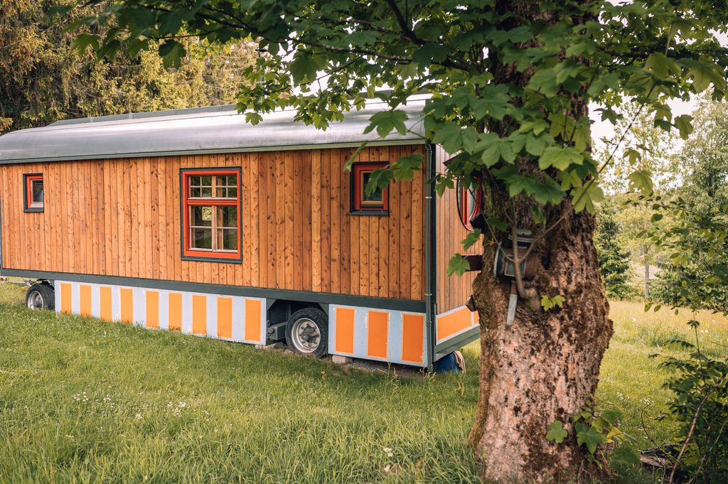 Casa minuscola nella Foresta della Franconia, proprio ai margini del bosco