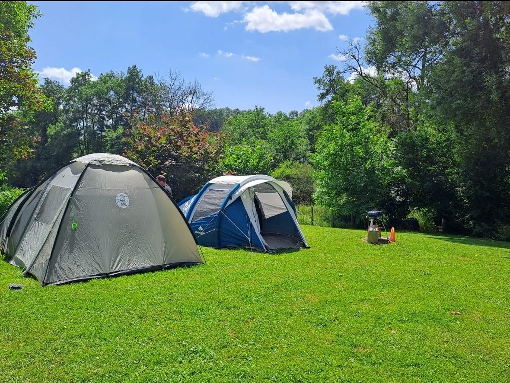 Terrain de camping avec un ruisseau dans l'Eifel