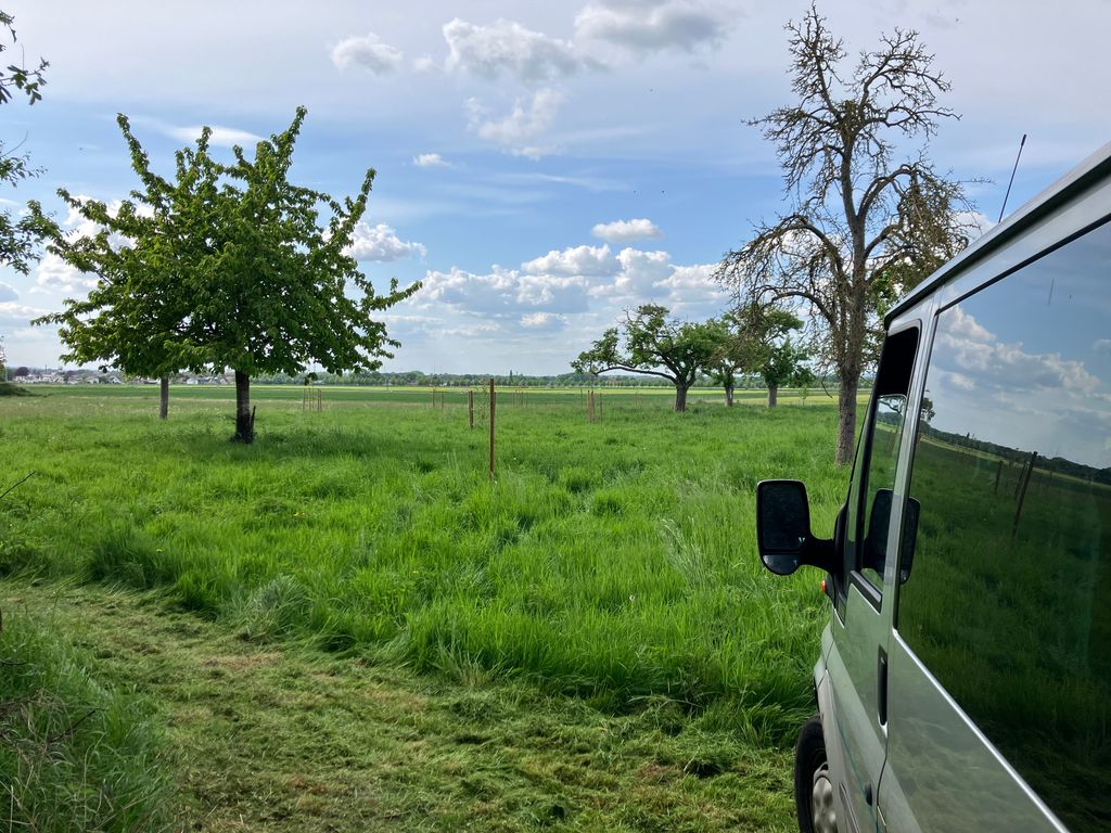 Antigua granja y huerto en un sueño profundo