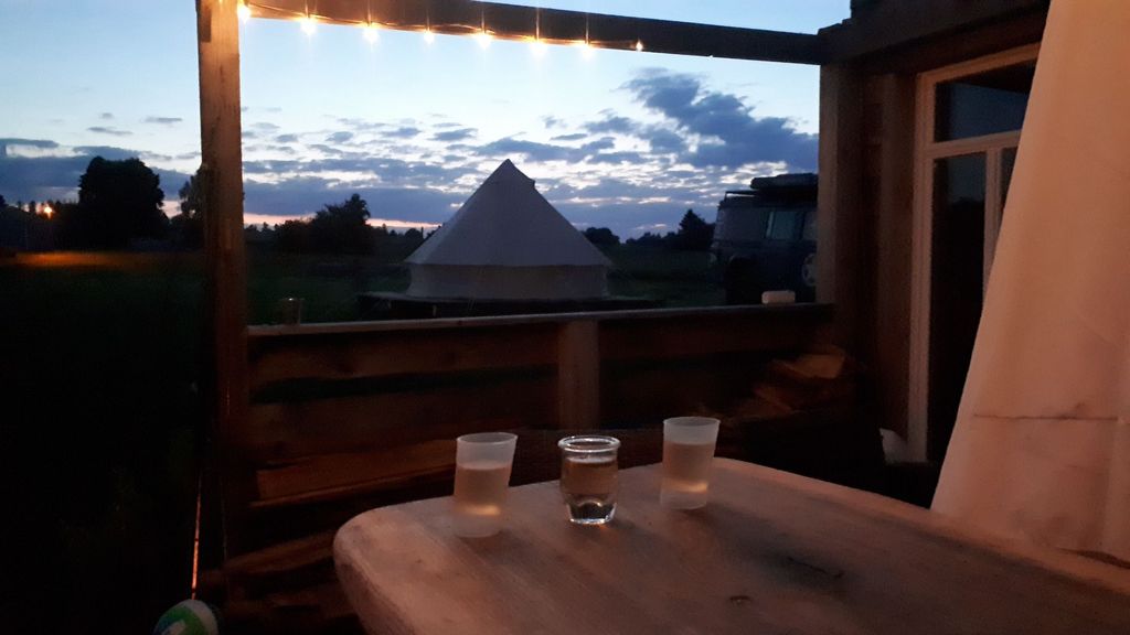 Autark Stellplatz mit Blick ins umliegende Gebirge