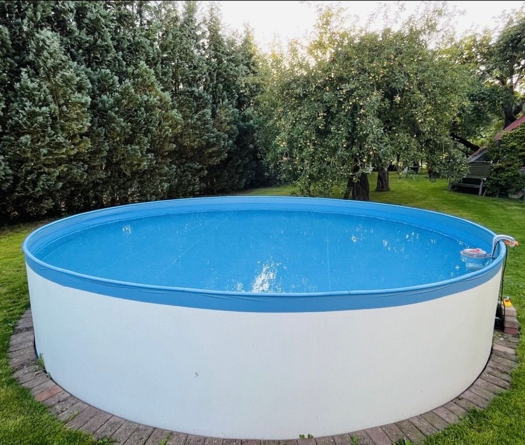 Vista sull'Hutzberg con area barbecue e piscina estiva