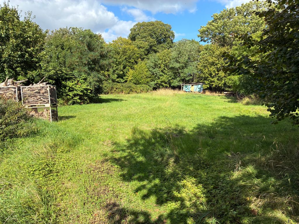 Garten eines Landguts mit alten Obstbäumen