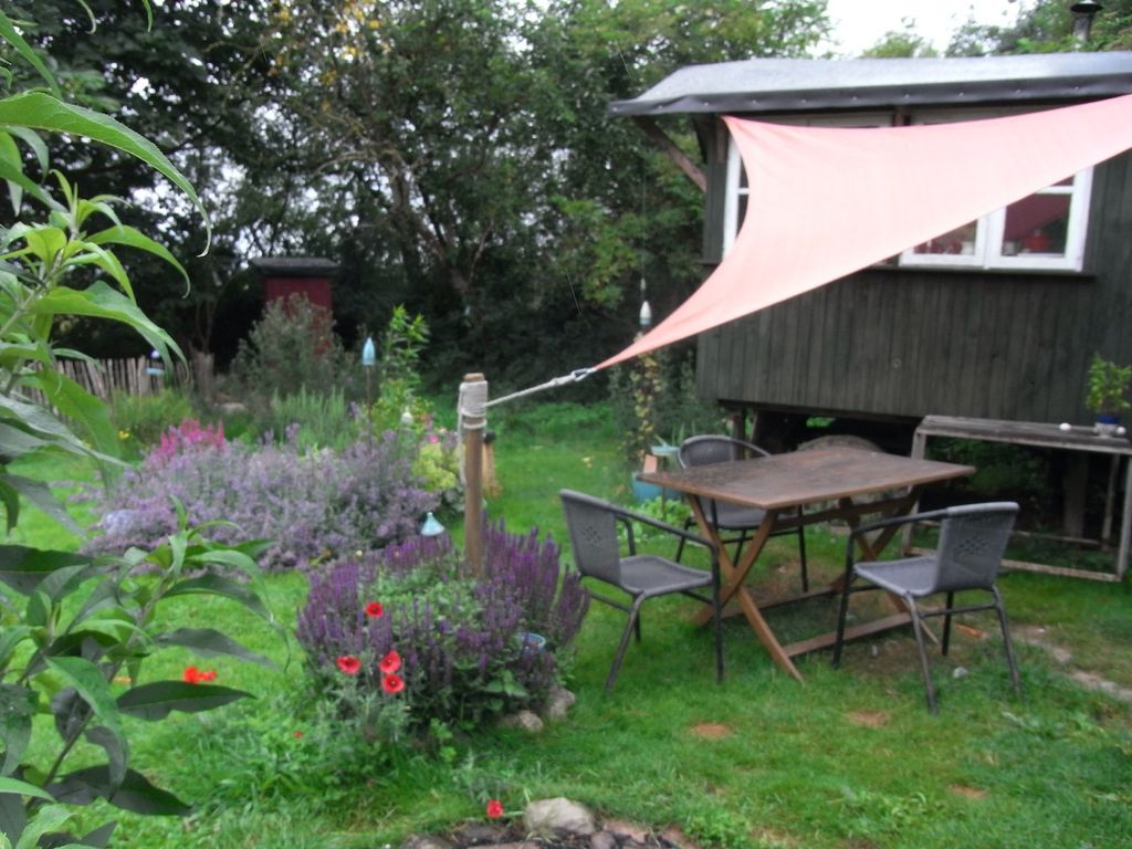 Casa minuscola nel giardino naturale