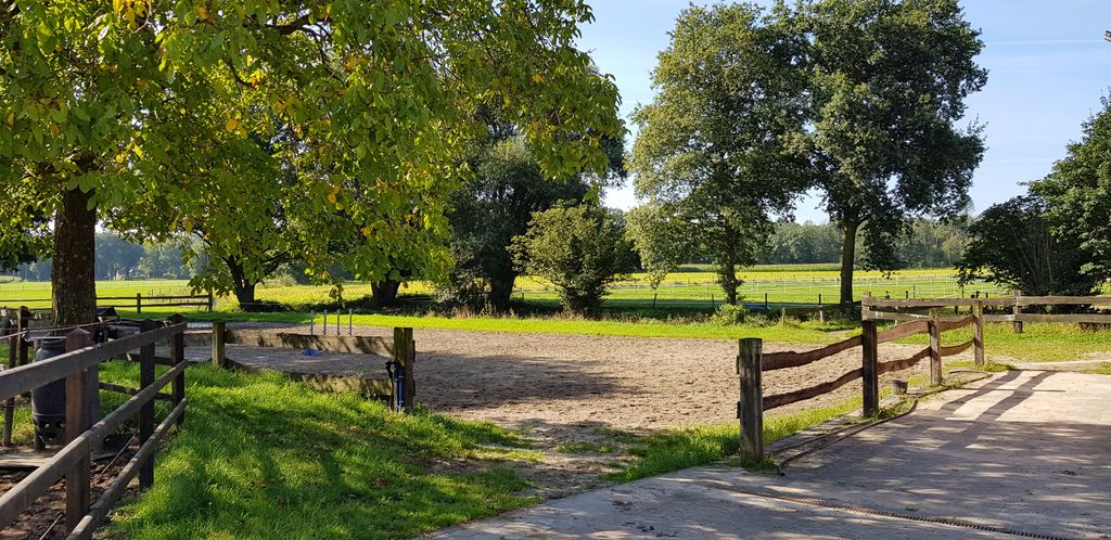 emplacement de camping à la campagne, près d'un centre équestre
