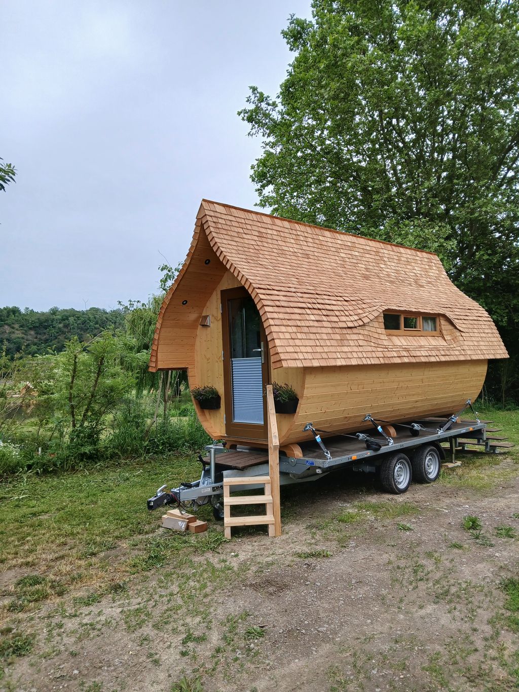 Self-sufficient micro-vacation home