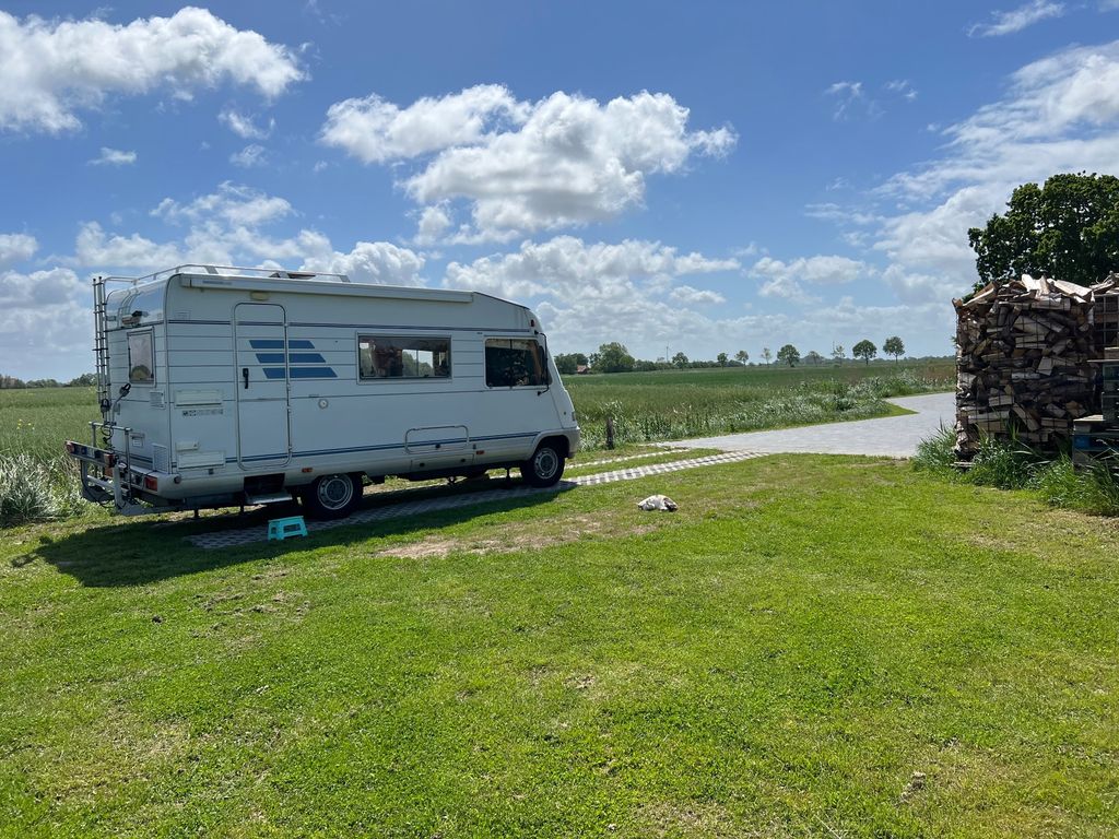 Une place entre digue et marais avec vue sur l'horizon