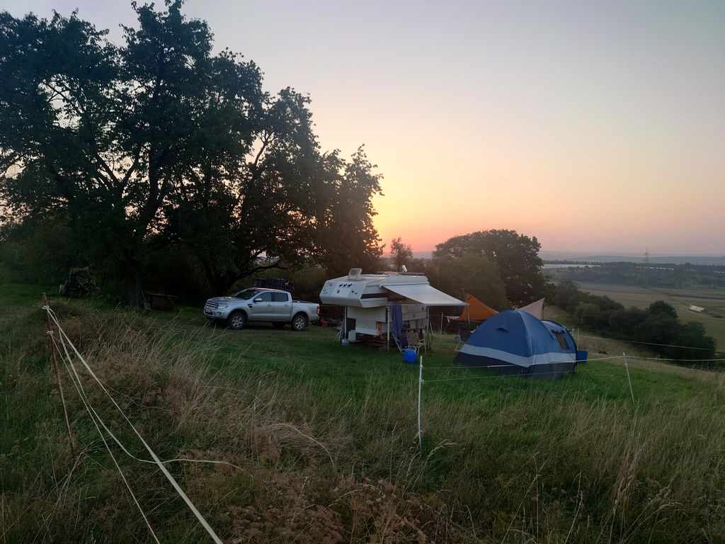 Offroad-Camping mit Blick bis zur Münzenburg