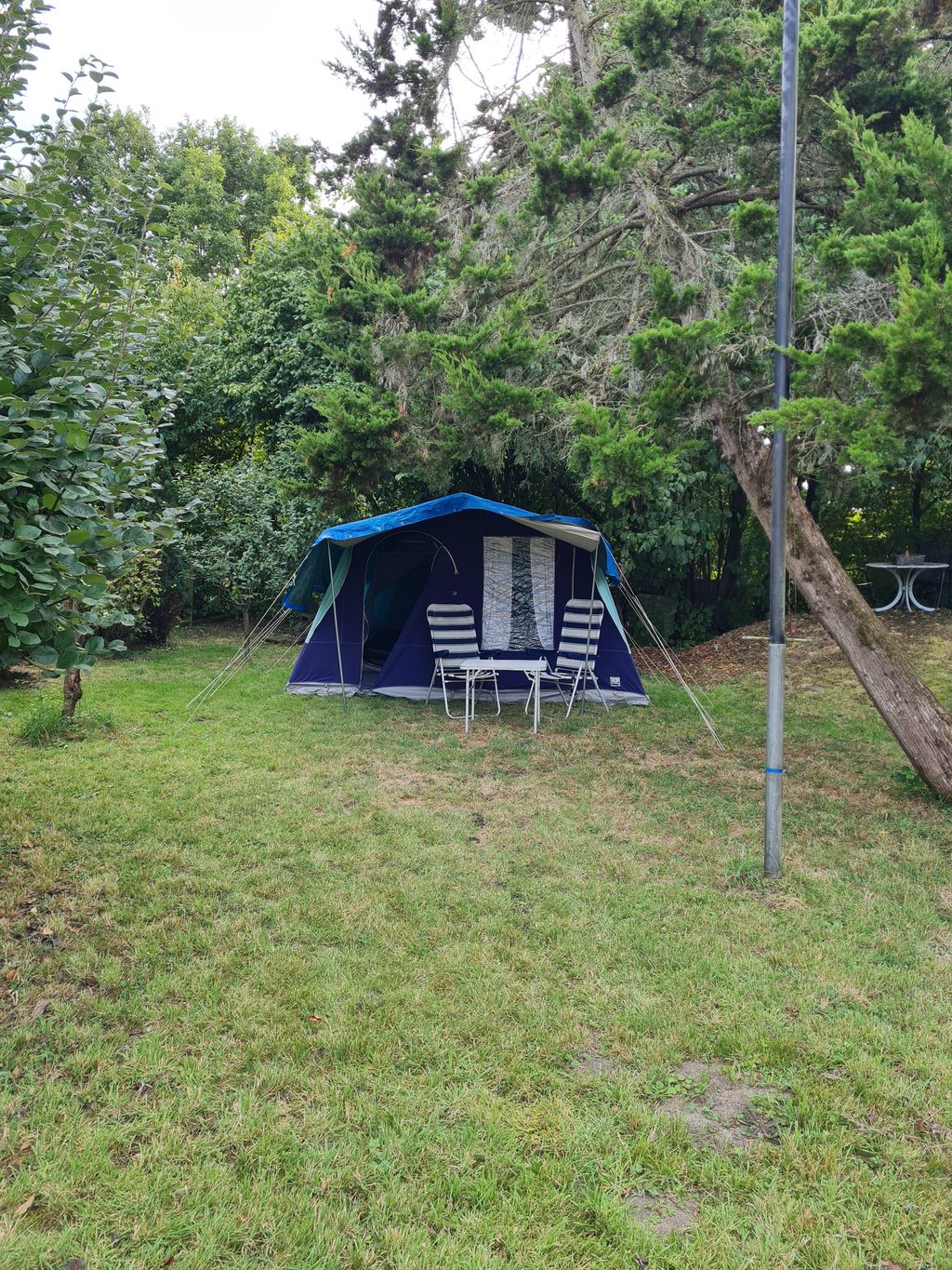 Campeggio in tenda in campagna