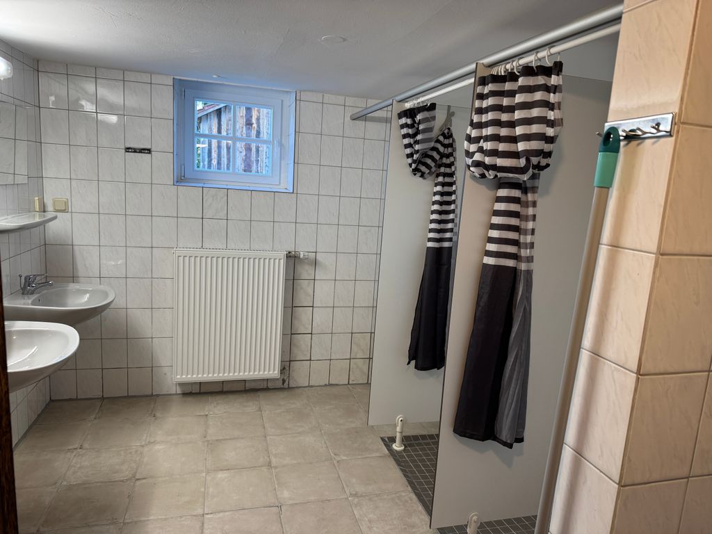 Mini campamento en una antigua granja con instalaciones sanitarias y electricidad