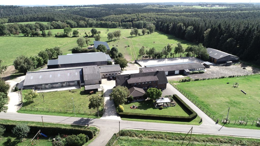 Camping dans un centre équestre au bord de la forêt