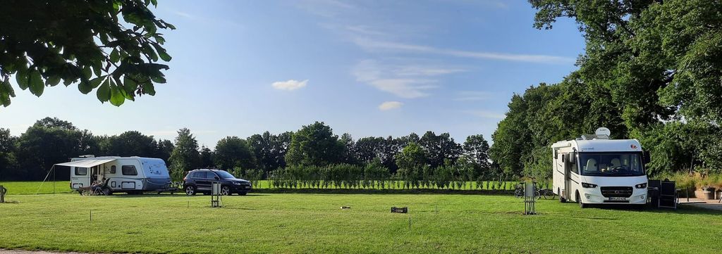 kleiner gemütlicher Stellplatz in der Natur