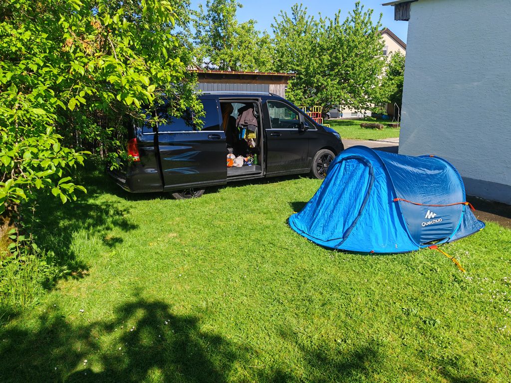 Camping auf dem Bauernhof mit Tieren und Fluss