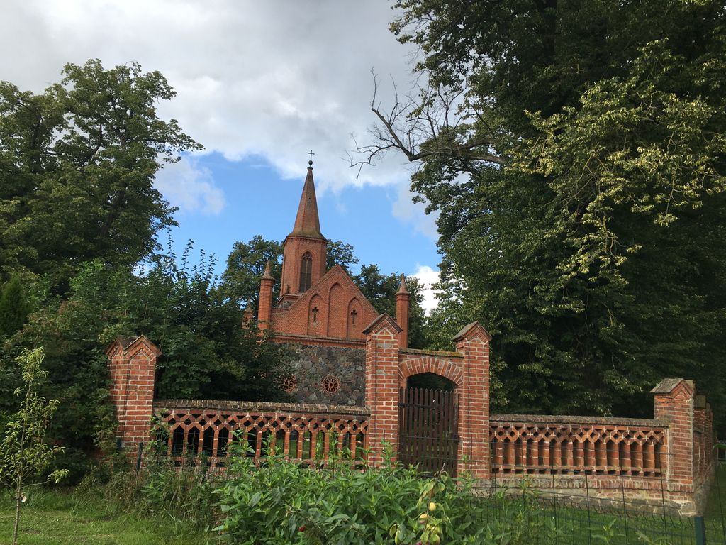 A l'ancienne église en pierre des champs, château de Bredenfelde