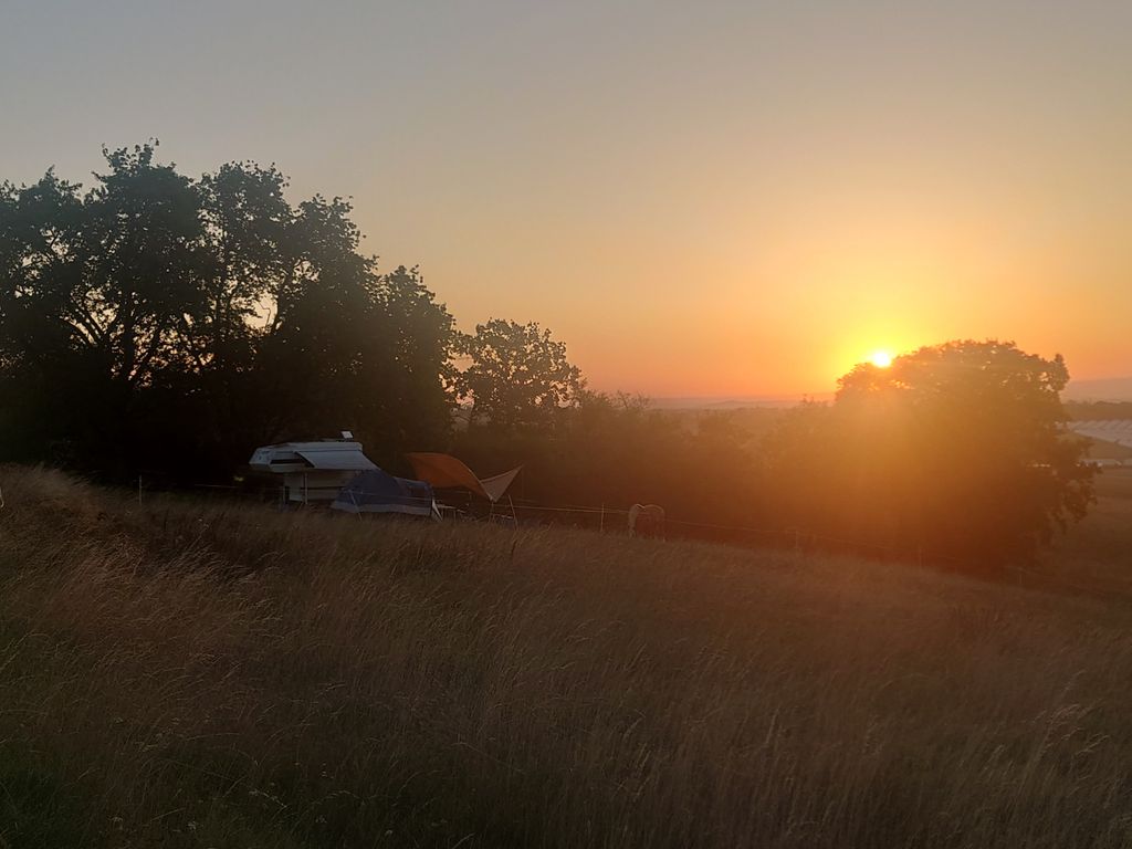 Offroad-Camping mit Blick bis zur Münzenburg