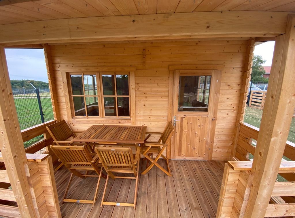 Pernottamento nella capanna di legno presso il recinto degli asini
