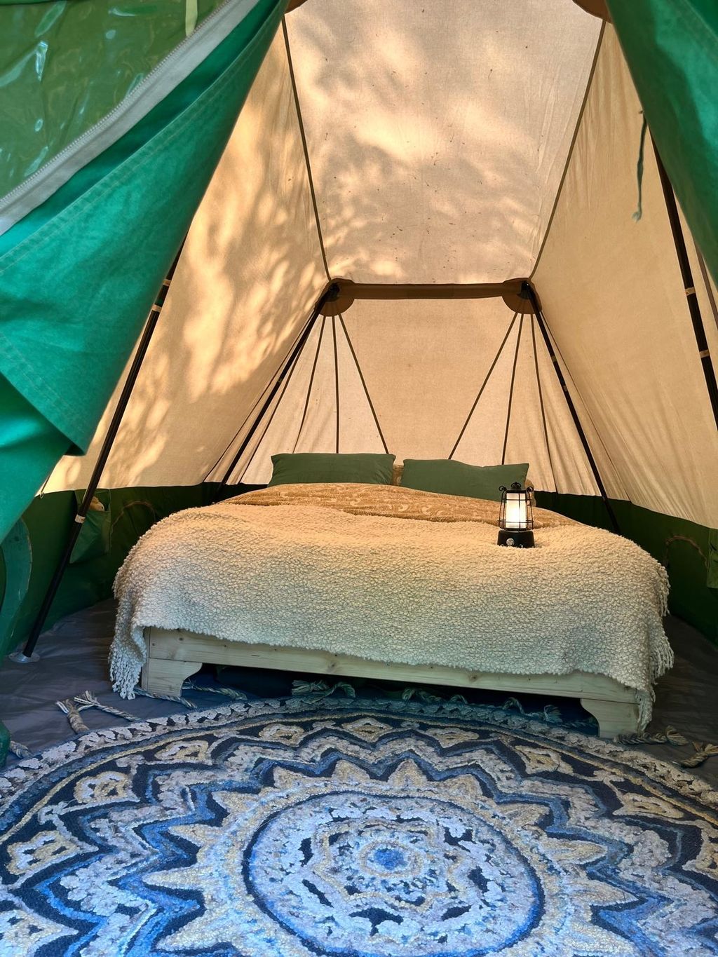 Tienda de glamping autosuficiente en un rincón apartado del bosque