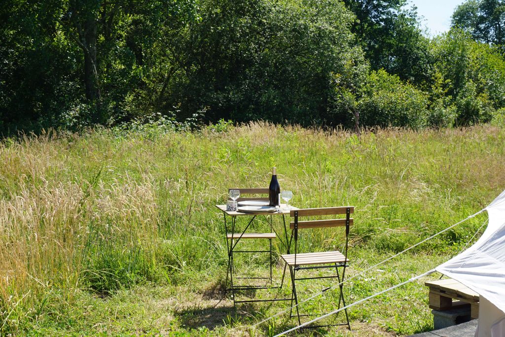 Glamping-Zelt in der Natur in der Nähe des Ozeans