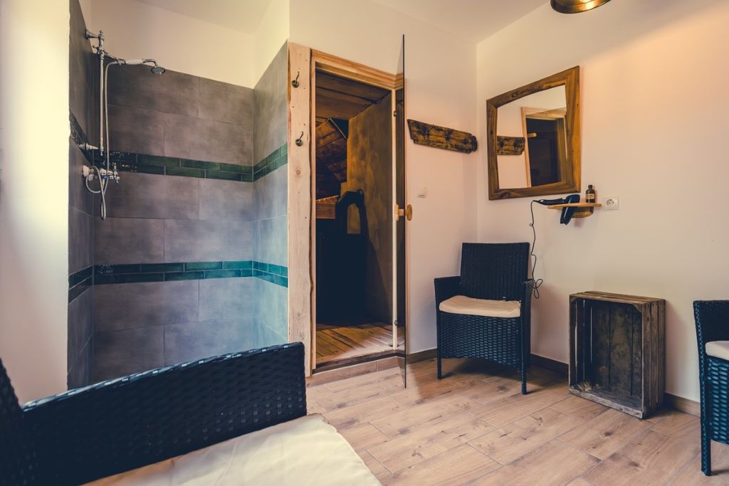 Casa sostenible en un árbol al borde del bosque