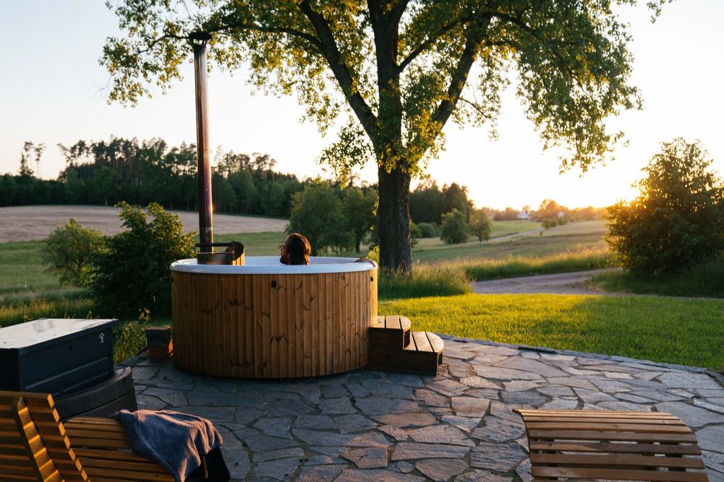 Pradera con sauna, jacuzzi y terraza estanque