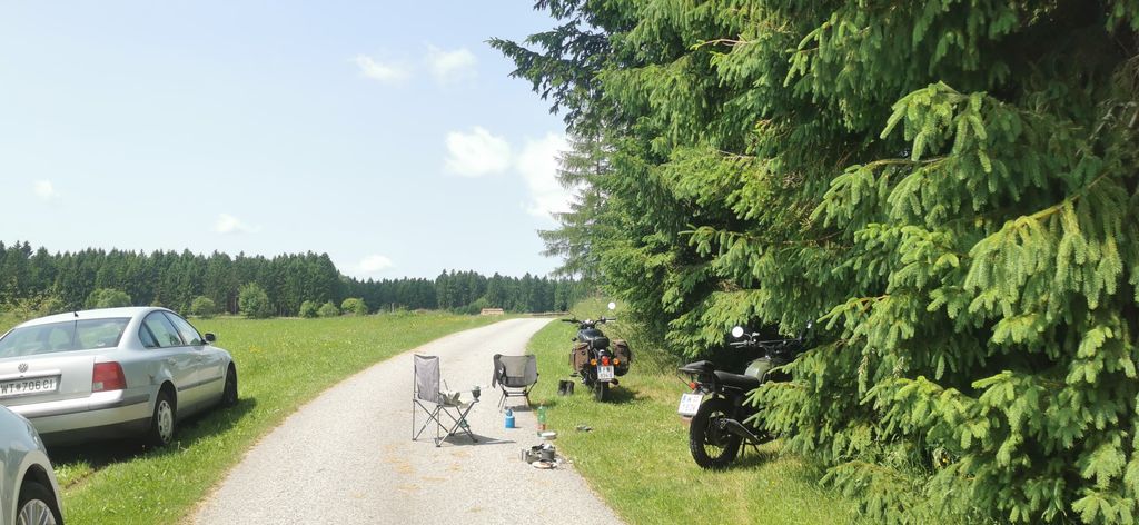 Camping sur l'alpage et au bord du ruisseau à 800 mètres d'altitude