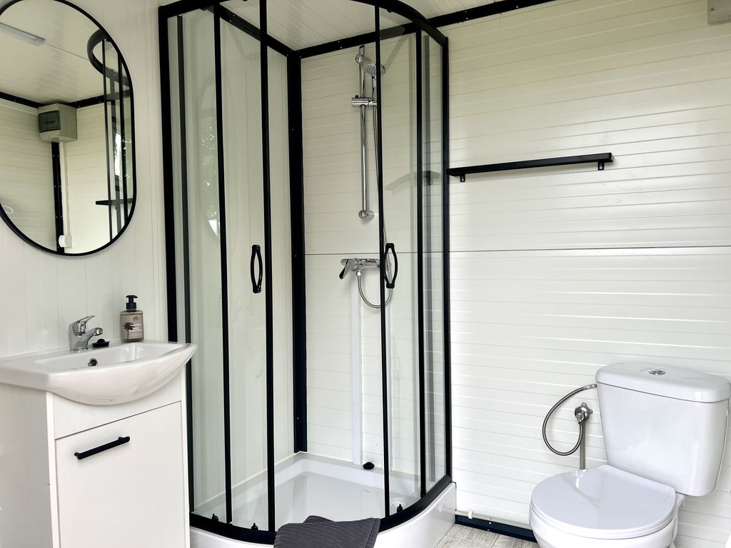 "Seeblick 1" directly at the in-house swimming pond
