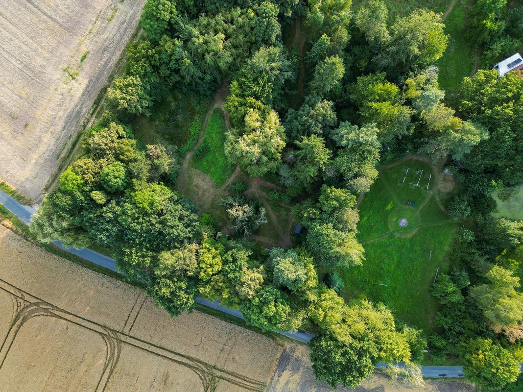 Roulotte da cantiere immersa nel verde