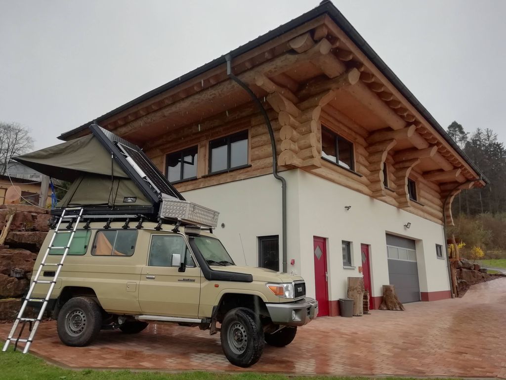 Auto-park- à la maison en rondins dans le Spessart à la lisière de la forêt