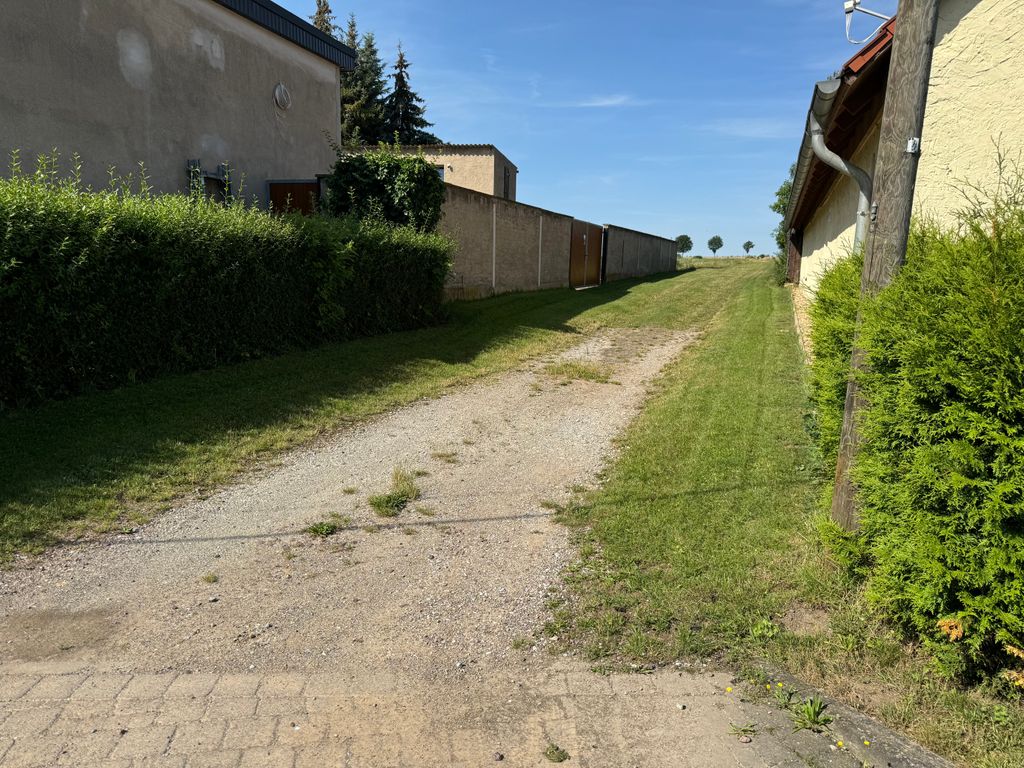 Emplacement de camping entouré de vastes champs