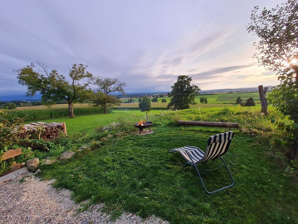 Alleinstehender Stellplatz mit See,- und Bergblick