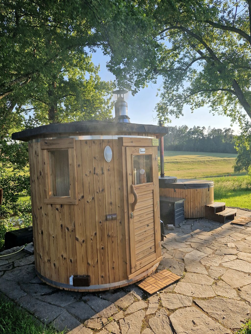 Pradera con sauna, jacuzzi y terraza estanque