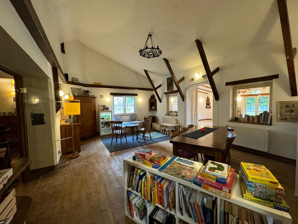 Mini campamento en una antigua granja con instalaciones sanitarias y electricidad